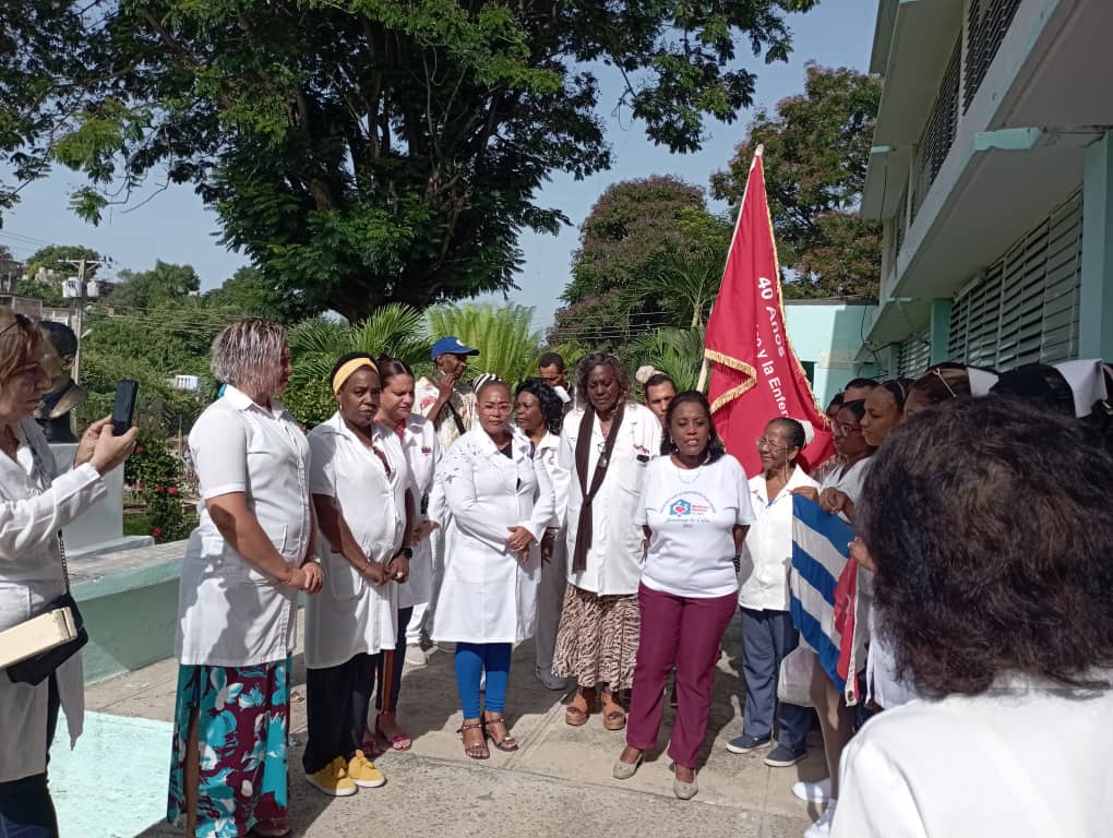 polmcpal's tweet photo. Recorrido de la Bandera 40 aniversario del Programa del Médico y la Enfermera de la Familia por el @polmcpal. 

#CubaPorLaVida #CubaEsSalud #JuntarYVencer #SantiagoDeCuba #SiempreSantiago #MinsapCuba #PorCubaJuntosCreamos #MiMoncadaHoy
#40AniversarioMedicinaFamiliarCubana https://t.co/H58rZRSkhW