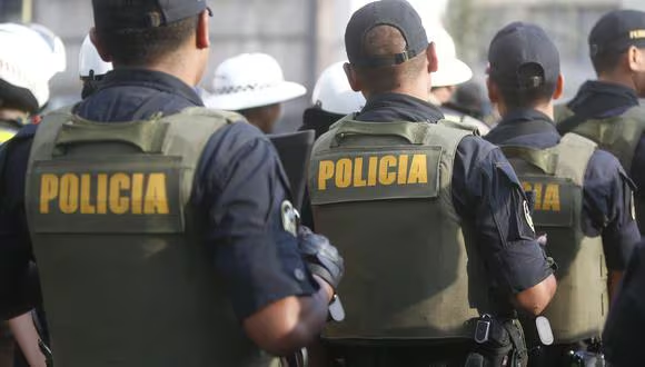 FlashFeedinfo's tweet photo. Conmoción por la revelación de policía en el cuerpo de la PNP. 
El escándalo ha generado indignación y un llamado urgente a la justicia y reformas dentro de la institución policial en Perú. 🚔🚨 

Conoce más en nuestra web 🌐. https://t.co/yTbGzQBmpS