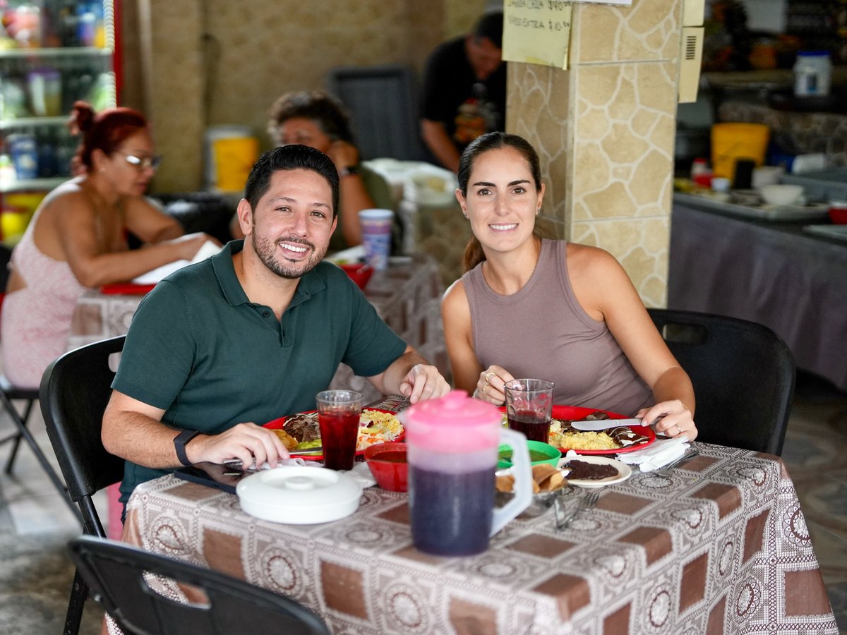 Comiendo con Vale en “Las Palmas”, apoyando la reactivación de los comercios en Cozumel después del paso del huracán Beryl. Es importante #ConsumirLocal para ayudar a la economía de las familias cozumeleñas.