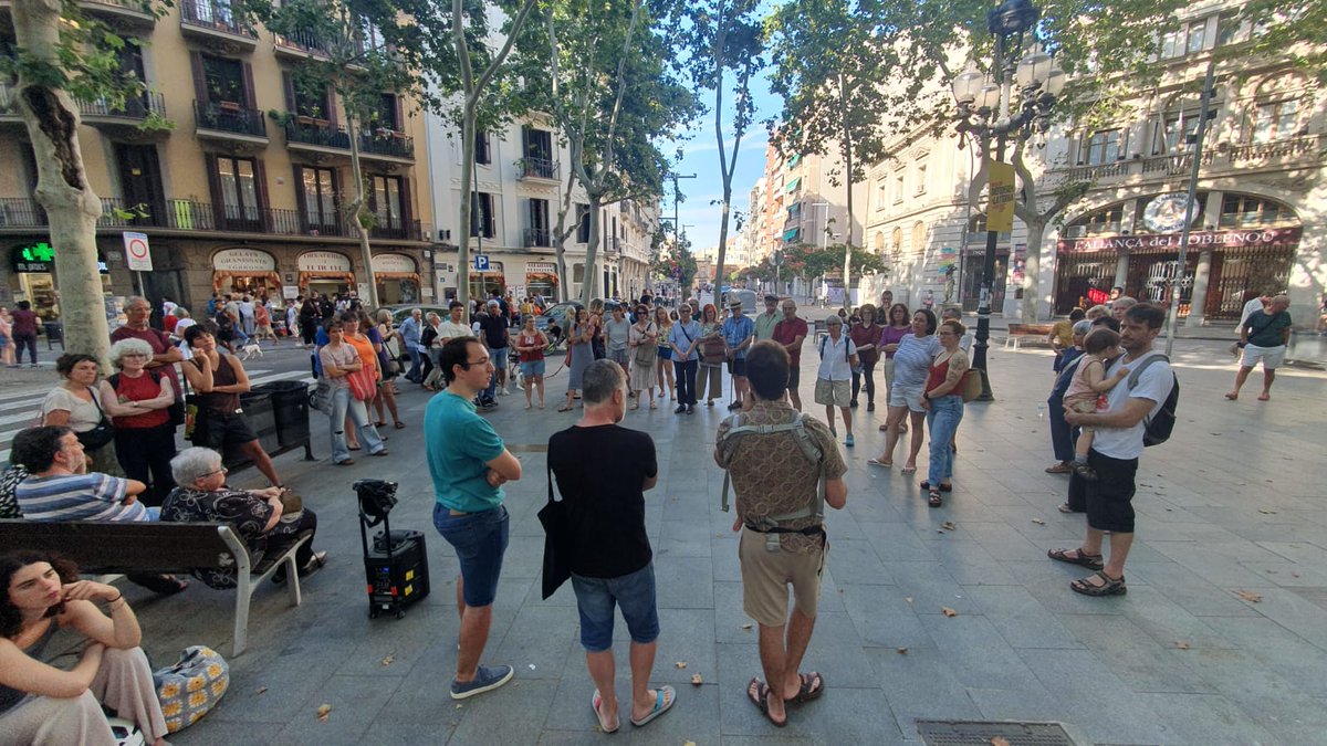 📢 El veïnat de #Poblenou es movilitza per dir NO a la Copa America de Vela ⛵️

Més de 7️⃣0️⃣ persones a l'assemblea per:
🧐Coneixer com afectarà al barri
✊️Organitzar accions en contra

Sortim reforçades en nombre de persones movilitzades i amb ganes d'enfonsar la Copa America🔥