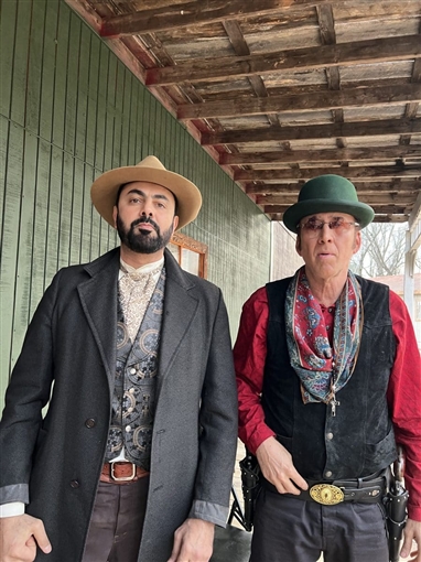 BeirutcomMag's tweet image. محمد كريم أول عربي يلعب دور راعي بقر في هوليوود من خلال فيلم The Gunslingers

 beirutcom.net/336941 

via @BeirutcomMag @mokarimstar #MOHAMED_KARIM #محمد_كريم #Mohamedkarim  #TheGunslingers