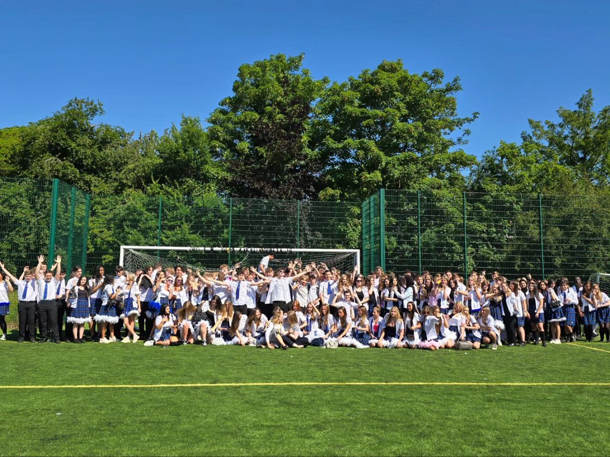RodingValleyHS's tweet photo. Had to post a Year 11 leavers 2024 picture. Can't wait to see lots of you in our 6th form in September. βοΈ #wearerodingvalley https://t.co/cfoA9pq2q8
