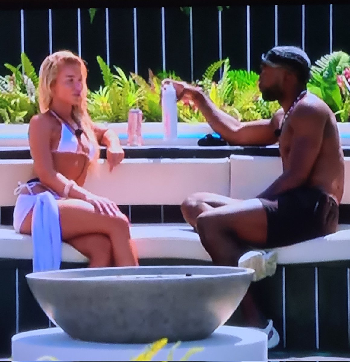 Allthingslovei2's tweet photo. I think I speak for the whole of the UK when I say

BACK OFF GRACE LET OUR MIMII HAVE HER HAPPINESS 😡😡

#loveIsland https://t.co/252FdjC8kB