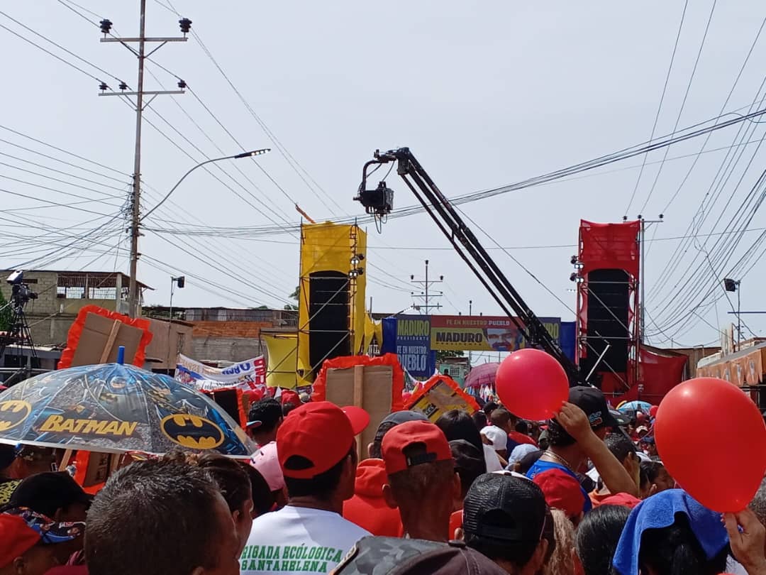 Siguiendo las directrices del M/G @nicodemo_ricardo, Rector de la UNEFA, y en trabajo mancomunado con el Vicerrectorado Regional, personal adscrito a nuestro @gcnucleosucre, asiste a la concentración en apoyo al Presidente Nicolás Maduro, en su visita a la ciudad de Cumaná.