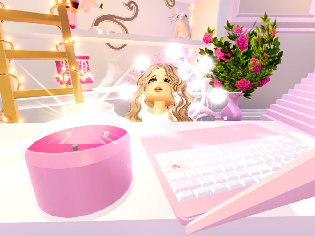 callmeblairx's tweet image. Me after finishing outfit hacks on royal high #royalehigh #Workdone