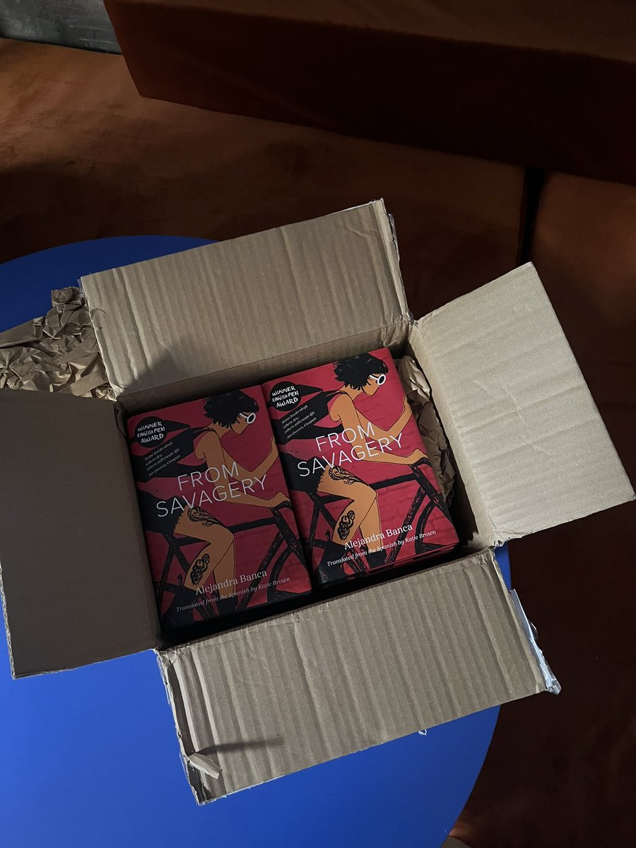 Lecturas de arraigo (@lecturasarraigo) on Twitter photo Llegó una caja especial desde Escocia 💥
Así se ve el ejemplar de “From Savagery”, obra de <a href="/AlejBanca/">Alejandra Banca</a> traducida por <a href="/DrKatieBrown/">Katie Brown</a> y publicada hermosísima por <a href="/SelkiesHouse/">Selkies House</a>. Llegó una caja especial desde Escocia 💥
Así se ve el ejemplar de “From Savagery”, obra de <a href="/AlejBanca/">Alejandra Banca</a> traducida por <a href="/DrKatieBrown/">Katie Brown</a> y publicada hermosísima por <a href="/SelkiesHouse/">Selkies House</a>.