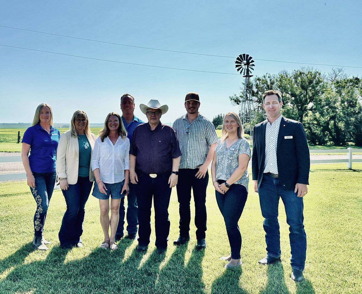 Thank you Minister <a href="/L_MacAulay/">Lawrence MacAulay</a> and DM Hanson <a href="/AAFC_Canada/">AAFC Canada</a> for taking the time to meet with Team Alberta Crops at <a href="/AlbertaGrains/">Alberta Grains</a> delegate Roy Newman’s farm <a href="/leroynewman11/">Roy Newman</a>. Our commissions value the open dialogue related to the key issues of our farmers.