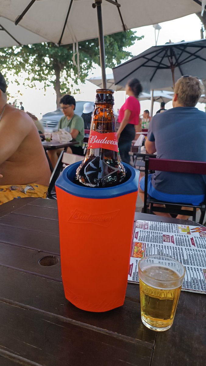 ondebagacar's tweet photo. Um litrão de Bud é sim, uma porção individual https://t.co/ND58pl4KpU