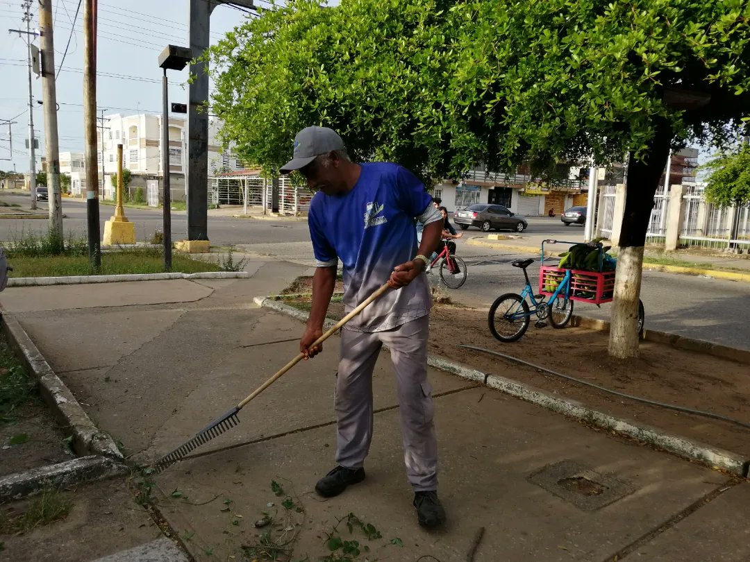 #ZULIA | Las cuadrillas de <a href="/SedemaulOjeda/">Sedemaul Lagunillas</a> se encuentran trabajando en toda Lagunillas.

Este 9 de julio, se realizó una jornada de limpieza en la avenida 34, entre carretera “N” y calle Miranda.

¡El alcalde <a href="/cheolagunillas/">José Mosquera Adarme</a> gestiona para el bienestar de los lagunillenses!