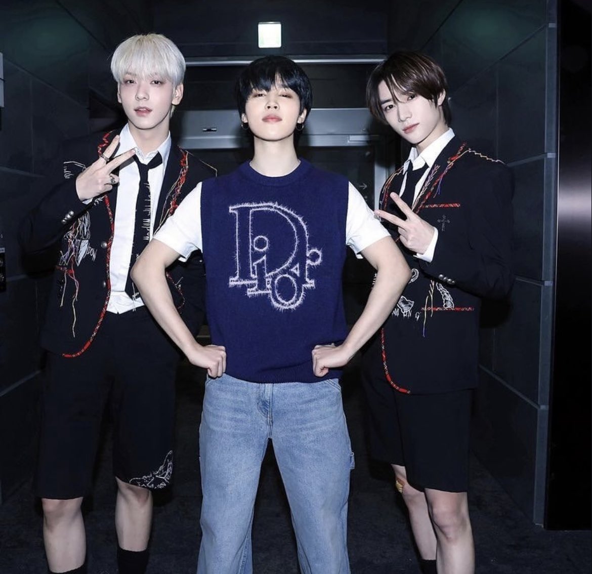 epiphanisticc's tweet photo. this pic is so funny it’s literally twink Jesus and his twunk disciples https://t.co/xo6HFrHOfs
