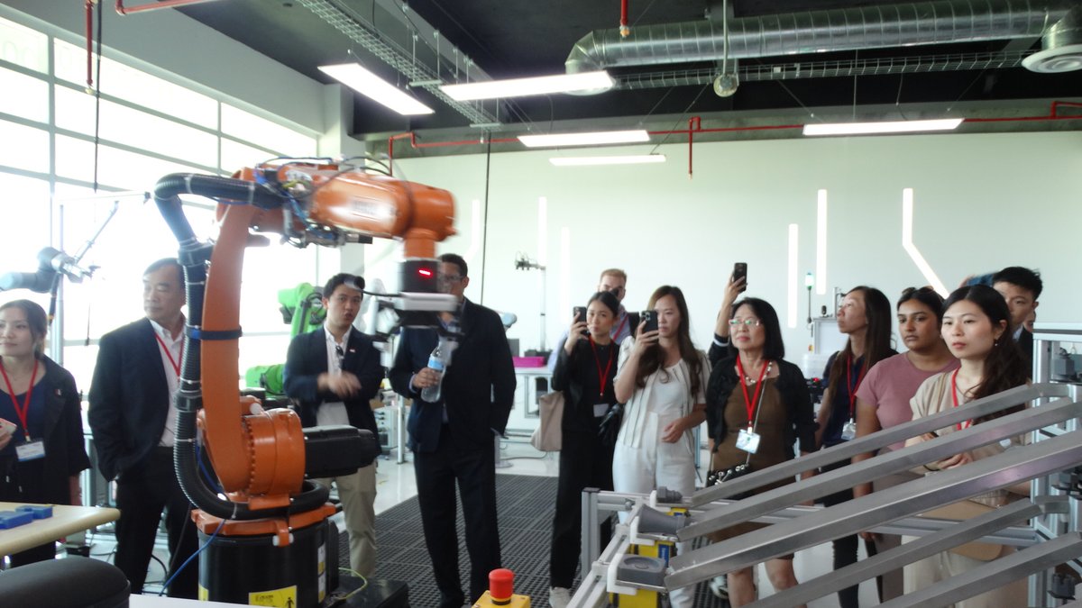 i2t2nl's tweet photo. Recibimos la visita de la Delegación de Singapure con quienes compartimos el ecosistema de innovación de Nuevo León, visitaron los centros de investigación con que cuenta el Tec de Monterrey, Schneider Electric además del CII.IA en el PIIT. https://t.co/22vlhK5tMJ