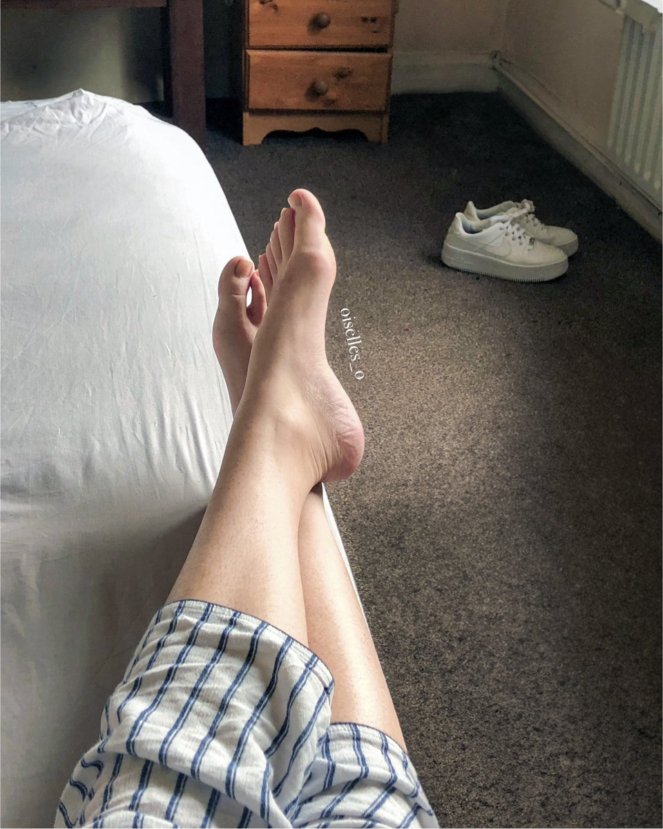 oiselles_o's tweet photo. Moistened and reddened from those shoes you see over there 💗
#nosocks #teamnosocks #nosocksneeded #sockless #socklessgirl #nikeaf1 #socklesssneakers #shoeswithoutsocks #barefoot #barefootgirl #footfetish #prettyfeet #素足 #裸足 #素足履き #素足スニーカー #足フェチ https://t.co/bbajiyF2kQ
