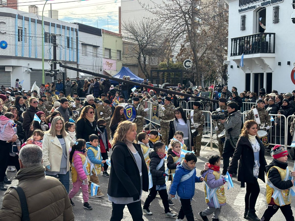 Nuestras queridas Instituciones Educativas en el Desfile Patrio de Bahía Blanca en este 9 de Julio. Hoy mas que nunca nuestra Patria necesita de la unidad el compromiso y el trabajo de todos los compatriotas. Viva la Patria ! Viva la Independencia !
<a href="/AlbertoSileoni/">Alberto Sileoni</a> 
<a href="/fsusbielles/">Federico Susbielles</a>
