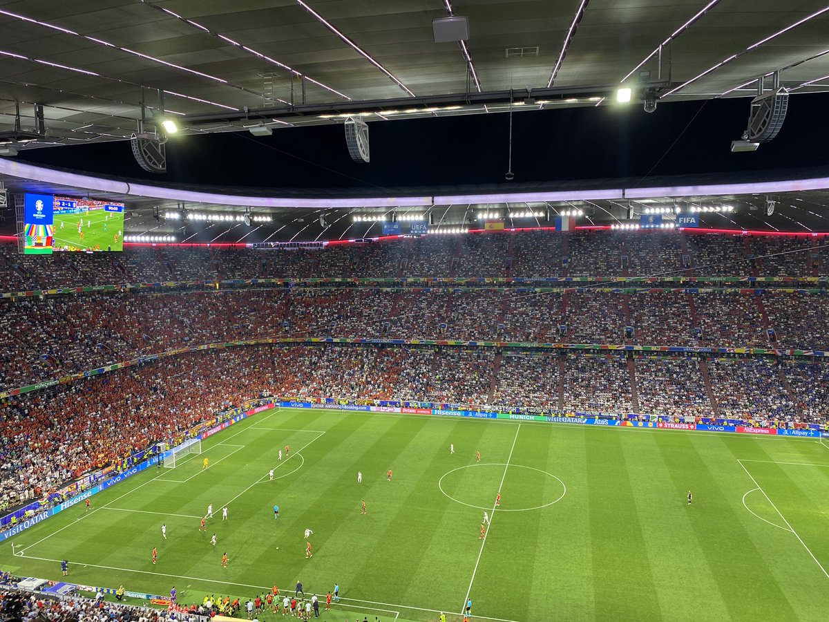 Bruno_Constant's tweet photo. Le Bleus ont pris une leçon de football.
Deschamps a pris une leçon de football et c’est peut-être la fin de l’ère Deschamps (on défend, on gagne). Comment un entraîneur qui a dirigé son premier match il y a 16 mois peut proposer + de jeu qu’un entraîneur en place depuis 12 ans ? https://t.co/BLFdr8mKBF