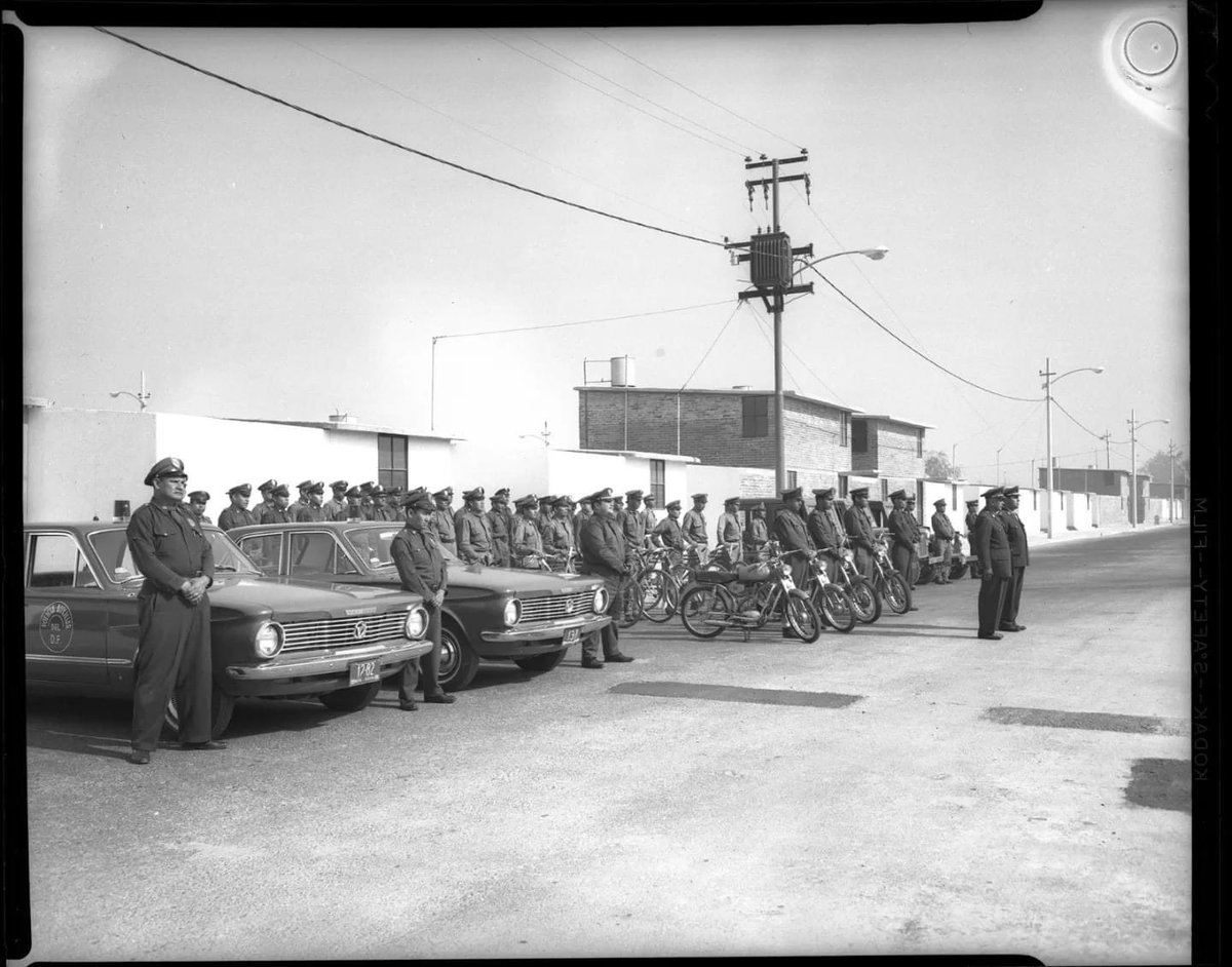 mafcultura's tweet photo. 📸Memoria fotográfica
MX-MAF-DGCSGDF-002494-003 POLICÍA AUXILIAR VIGILANCIA DE LA U. SAN JUAN DE ARAGÓN
En la fotografía un grupo de policías posado en la Unidad Habitacional de San Juan de Aragón.
#memoriafotográfica #fotografía #acervomaf #foto #méxicoeneltiempo #mafmuseo https://t.co/YL4kGnOqkd