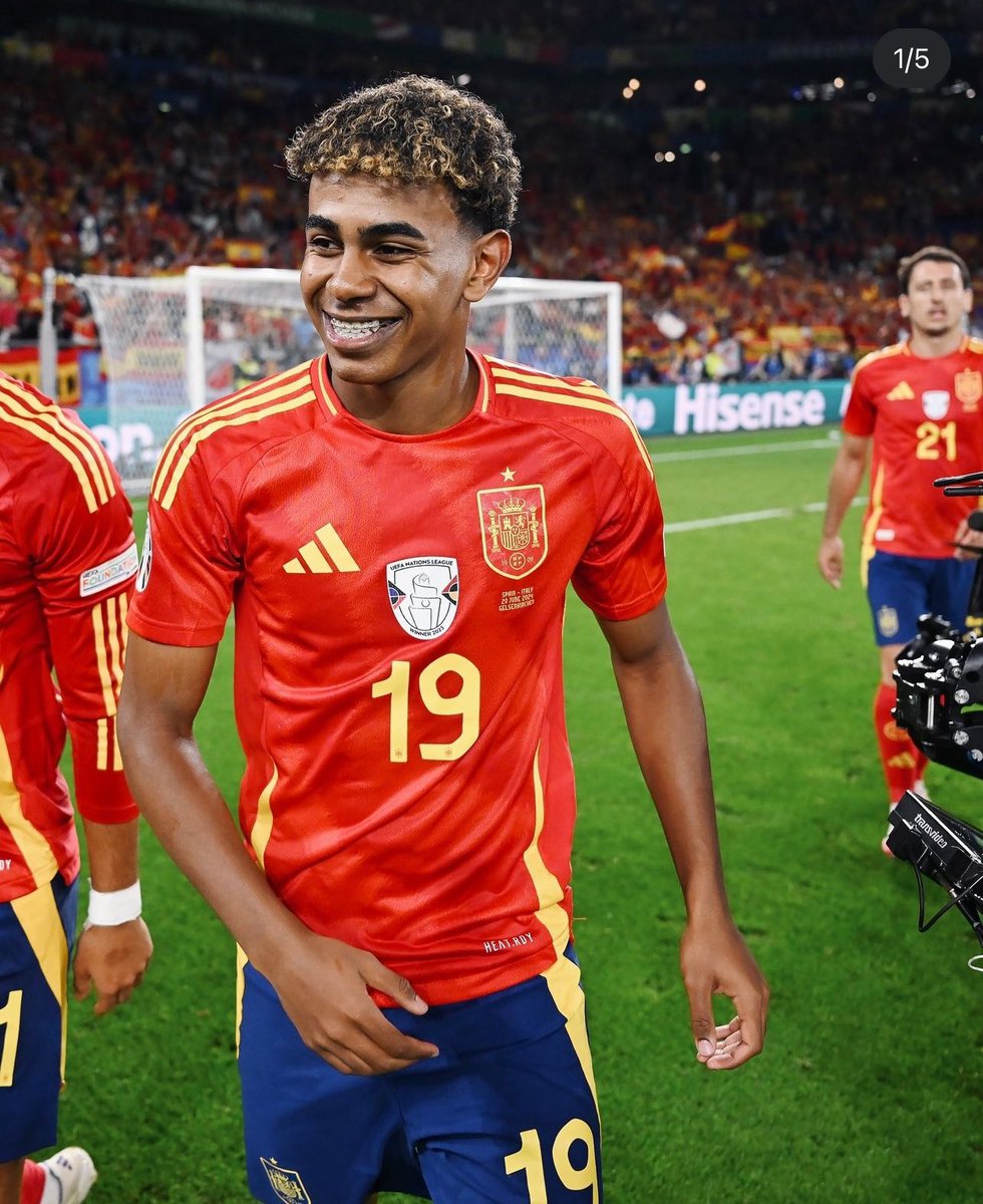 A sus pies Lamine Yamal ❤️🙈