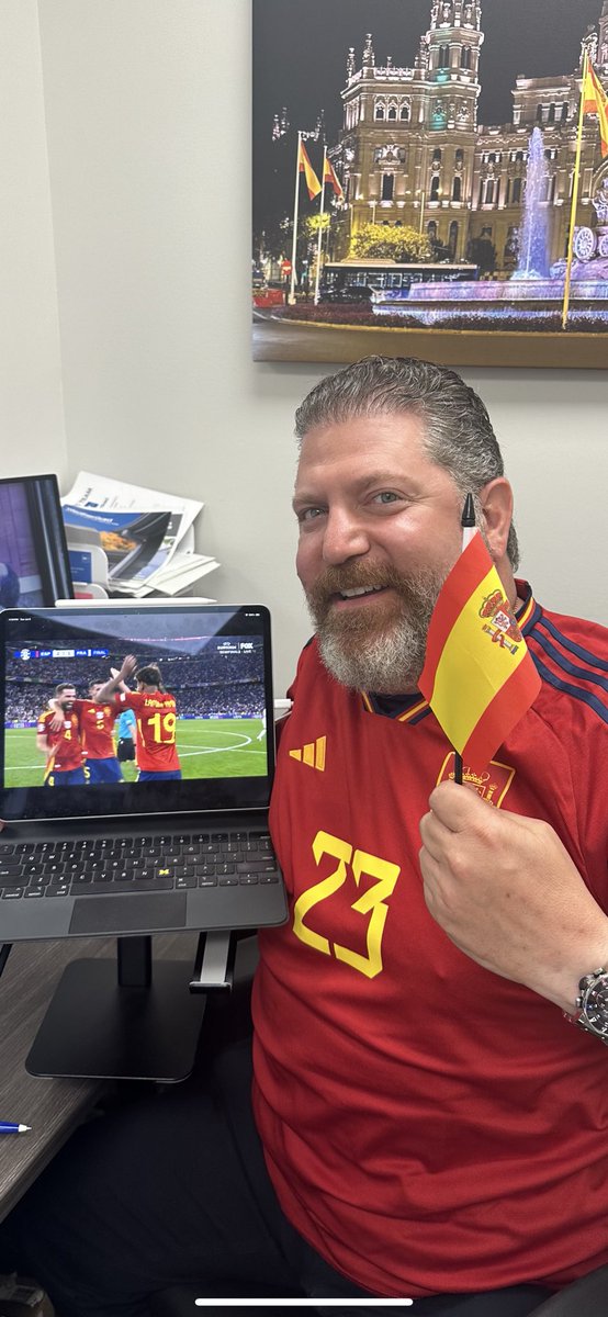 LarryShyGuy's tweet photo. We win ❤️🇪🇸💪 https://t.co/R7fGr4racj