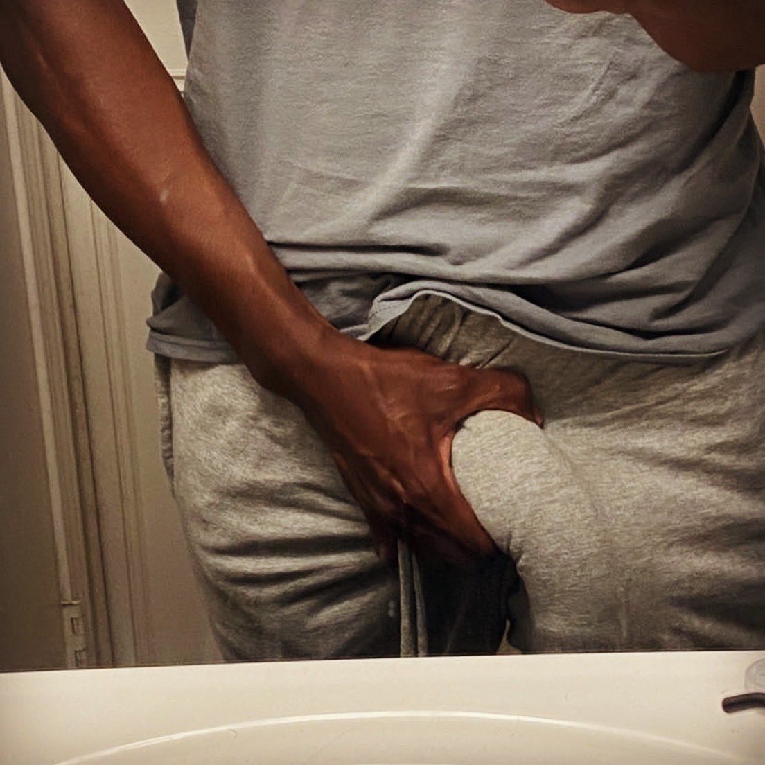 rickey18g's tweet photo. It’s okay… you can like it! No one will know anyway 😏
#nsfwtw #nsfwtwtًً #freaky #bbc #graysweatpants #dickprints https://t.co/e1s7zPOrak