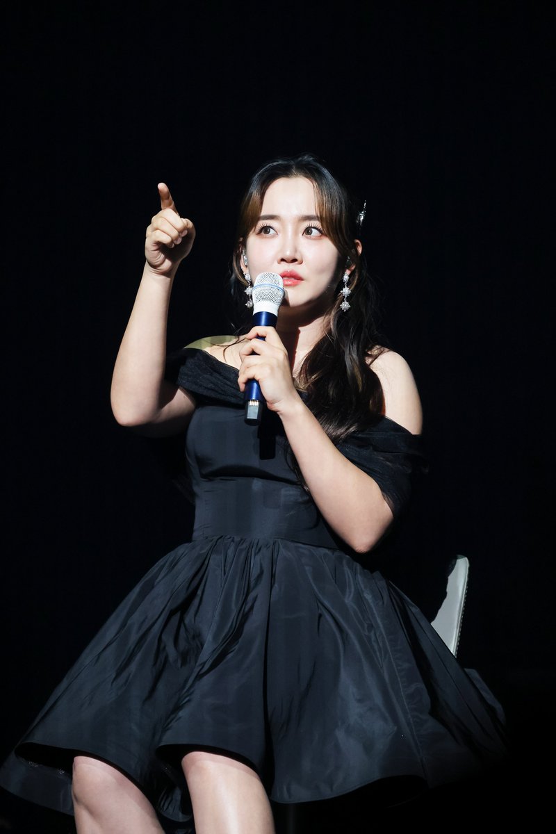 Rucky0429's tweet photo. 240704 소극장 콘서트 [潤夏] : 빛나는 여름

@younhaholic

#윤하 #Younha #ユンナ 
#혜성은_지지_않는다 #우천여신 
#EndTheory #EndTheoryFinalEdition 
#윤하데뷔20주년 #YOUNHA20thDebutAnniversary https://t.co/FnviZzSYGI