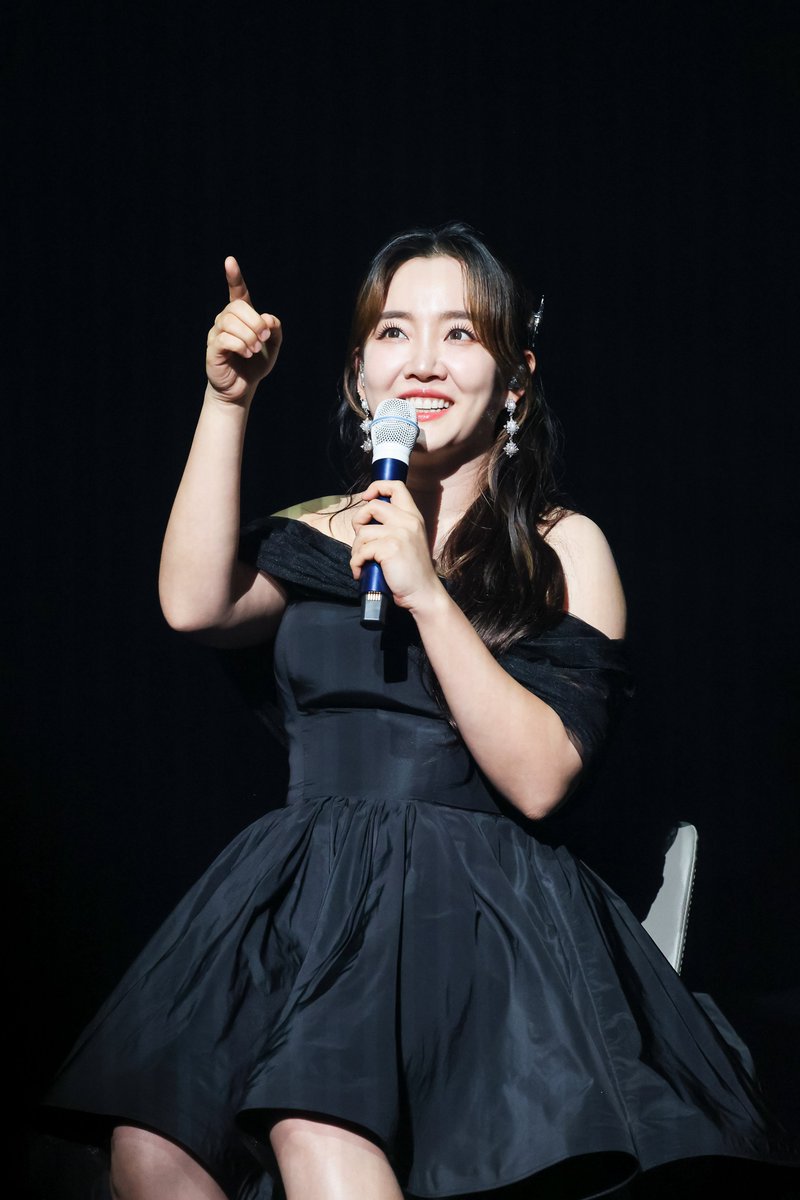 Rucky0429's tweet photo. 240704 소극장 콘서트 [潤夏] : 빛나는 여름

@younhaholic

#윤하 #Younha #ユンナ 
#혜성은_지지_않는다 #우천여신 
#EndTheory #EndTheoryFinalEdition 
#윤하데뷔20주년 #YOUNHA20thDebutAnniversary https://t.co/FnviZzSYGI