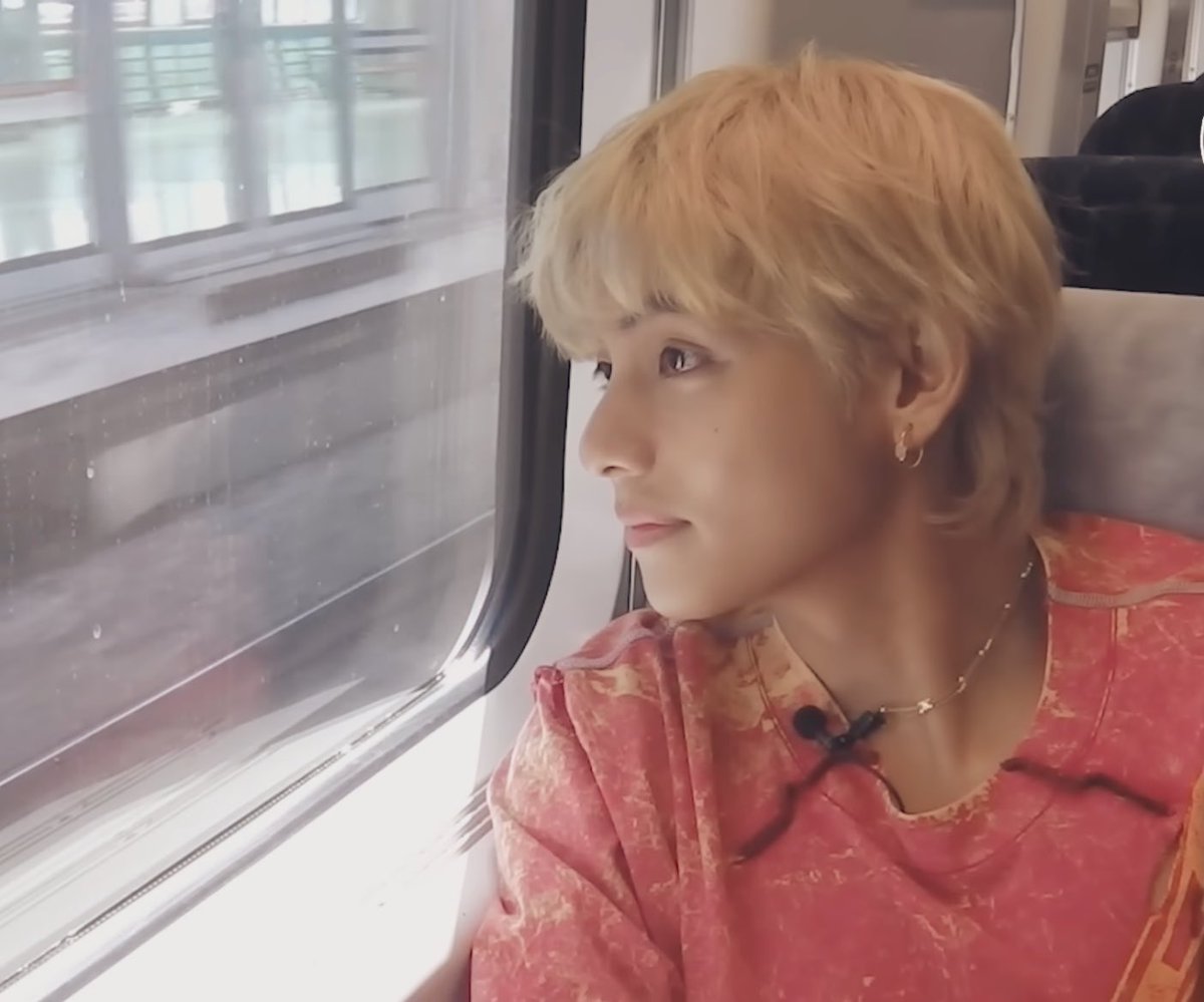 kimtaeji120430's tweet photo. てひょんあ、
213回目のおはよう。
一緒に居たらいつもそこにある平凡な風景もきっとキラキラ輝いて見えるんだろうなぁ。久しぶりの電車にワクワクしてるテヒョンさん、その純粋な姿にまた惹かれた。
本当に心が綺麗な人。素敵な人……౨ৎ⋆˚。⋆
#WeWaitingForTaehyung
#SeeYouSoonTaehyung
#D335 https://t.co/z9uNryjzLS