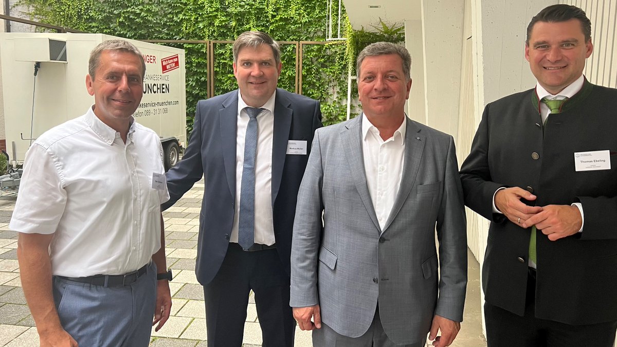 BayLandkreistag's tweet photo. Im Fokus des Austauschs von Bayerischem Landkreistag und @csu_lt heute: effizientere Prozesse, solide #Finanzen und starke Investitionen, um u.a. die Herausforderungen im Bereich der #Krankenhäuser zu bewältigen. https://t.co/53UDRJZQPr