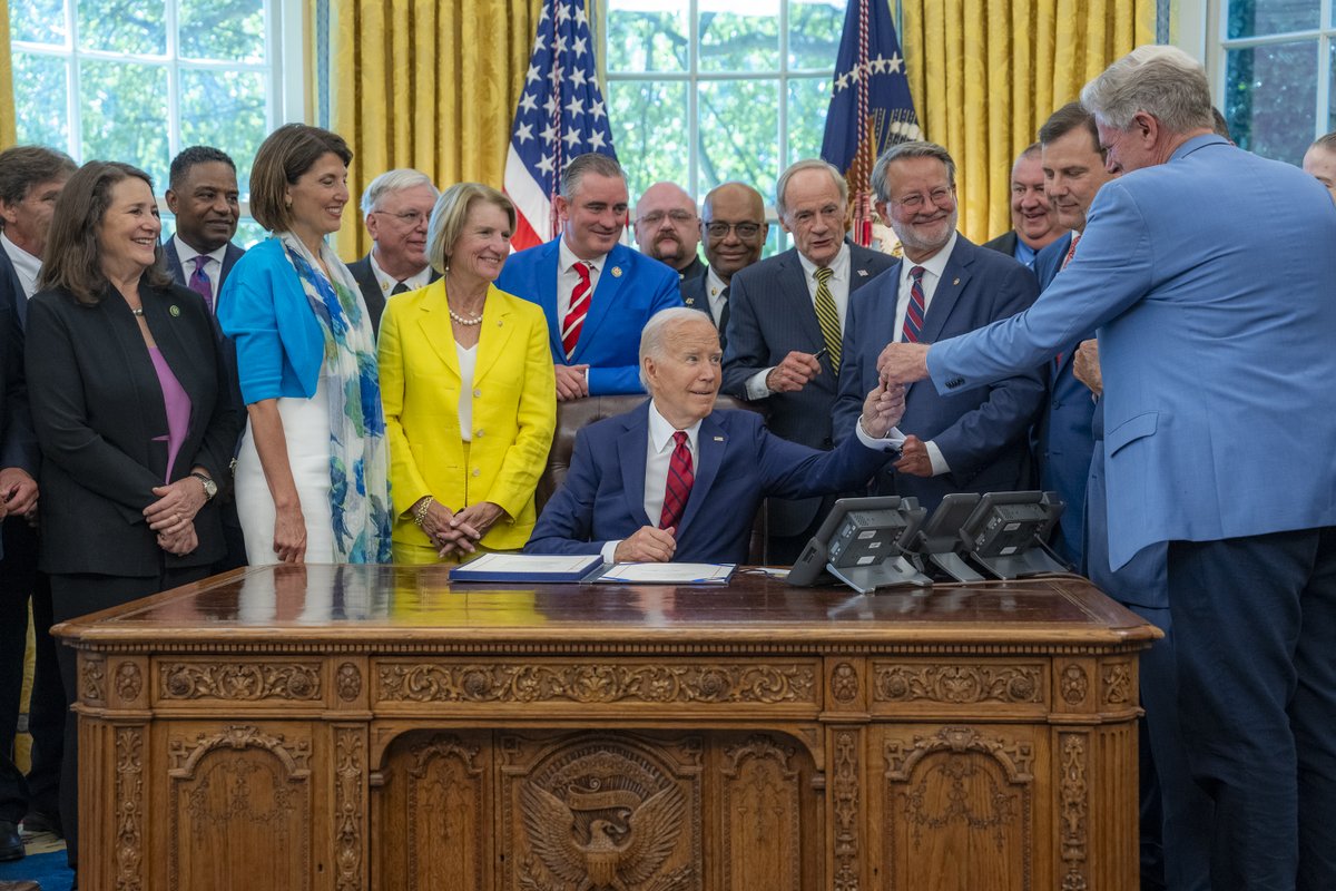 POTUS46Archive's tweet image. Earlier, I signed the ADVANCE Act, a bipartisan win for American energy security, innovation, and achieving economy-wide, net-zero emissions by 2050.

Clean nuclear power and good union jobs.

That&apos;s what the ADVANCE Act will help deliver.