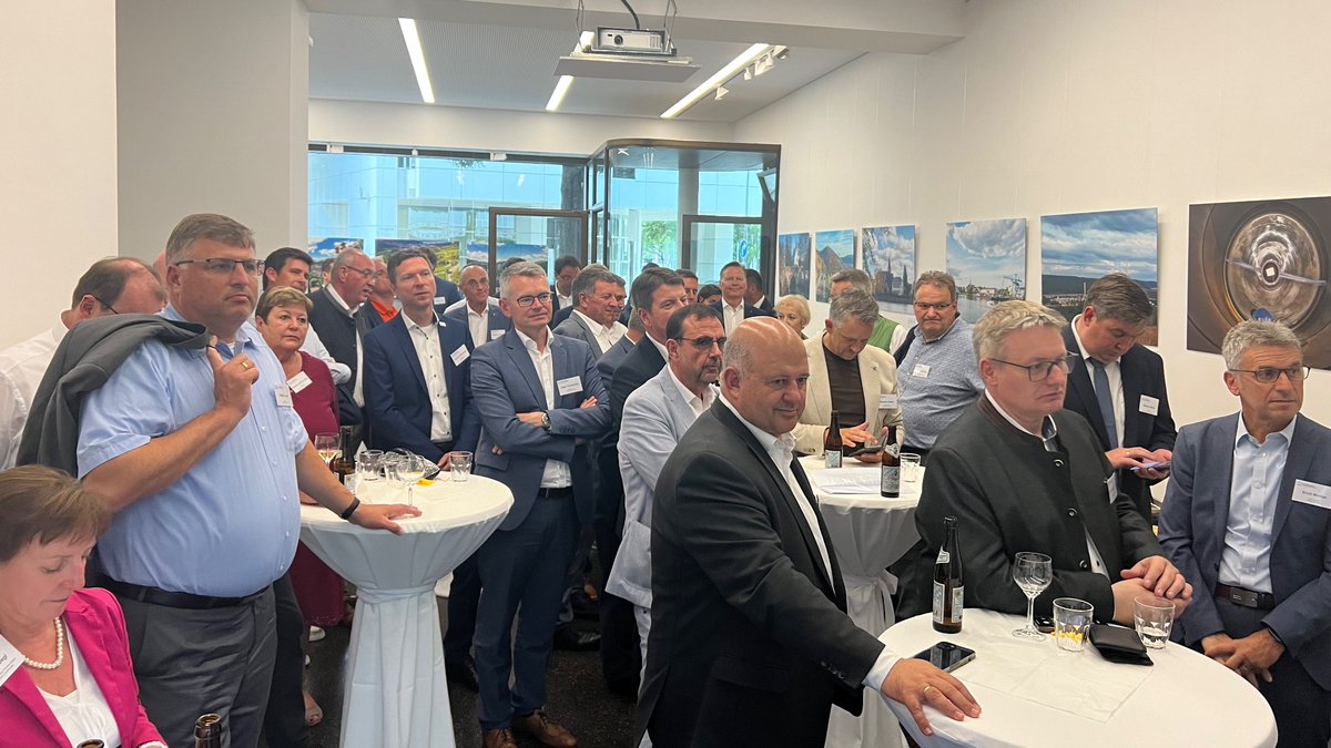 BayLandkreistag's tweet photo. Im Fokus des Austauschs von Bayerischem Landkreistag und @csu_lt heute: effizientere Prozesse, solide #Finanzen und starke Investitionen, um u.a. die Herausforderungen im Bereich der #Krankenhäuser zu bewältigen. https://t.co/53UDRJZQPr