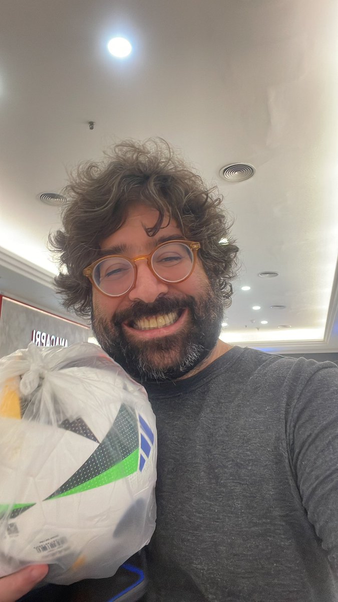 marvio's tweet photo. Ativação da @adidasbrasil no Shopping Eldorado. Duas chances para meter no ângulo e ganhar uma bola de society.

Pra quem estava com saudade de me ver feliz, SSSSSIIIIUUU. https://t.co/X9nvCcDlft