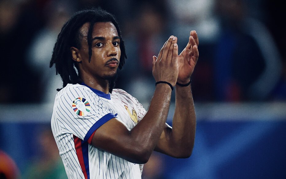 DTFootball_'s tweet image. 👏🏻 19 ballons gagnés par Koundé ce soir, aucun joueur sur le terrain ne fait mieux que lui. Il remporte également 6 duels au sol sur 9 et 4 sur 7 dans les airs. Grand monsieur, bravo pour ton Euro !