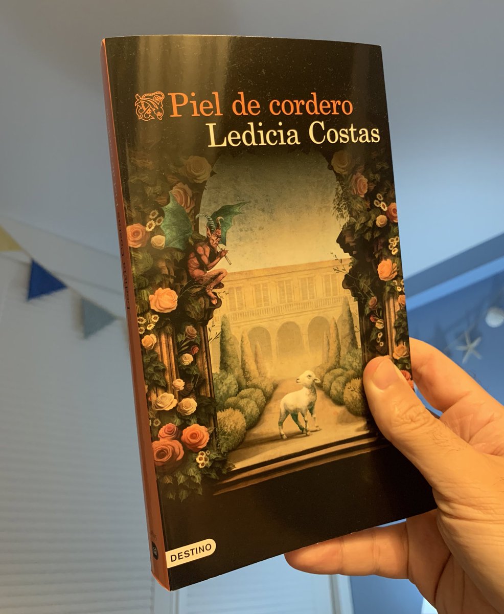 Juan_Naranjo_'s tweet photo. #PielDeCordero de @LediciaCostas me tiene enganchadísimo desde anoche (así como levemente acojonado). Menudo historión sobre una familia de brujas. Menuda escritura hipnótica y sensorial. Maravilloso y originalísimo. https://t.co/UATqUpf226