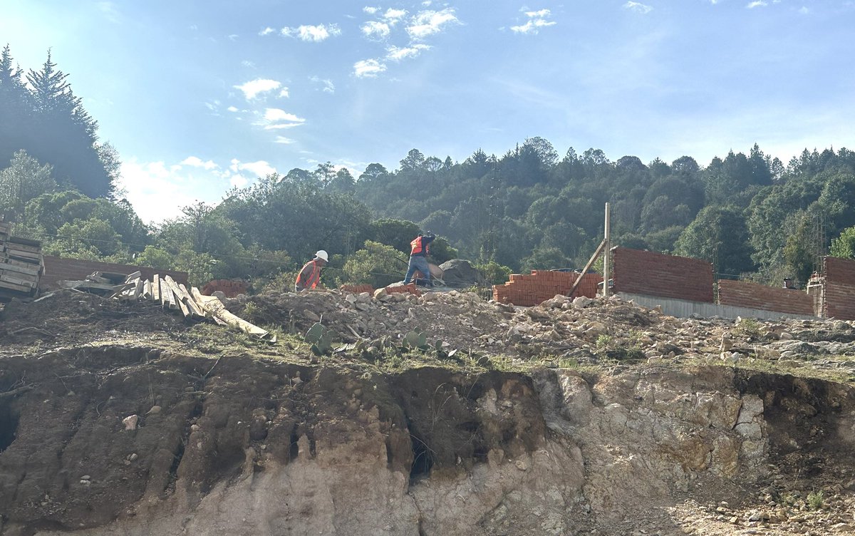 arturougaldea_'s tweet photo. Para continuar ofreciendo educación de calidad en el Estado de México; el Srio. Miguel Ángel Hernández Espejel, acudió al Telebachillerato Comunitario No. 98 de #ElOro, institución que cuenta con instalaciones propias y a la que se le está construyendo la barda perimetral. https://t.co/5gcEvz4Bdj