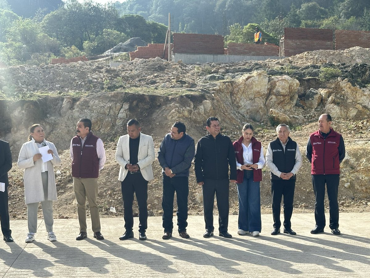 arturougaldea_'s tweet photo. Para continuar ofreciendo educación de calidad en el Estado de México; el Srio. Miguel Ángel Hernández Espejel, acudió al Telebachillerato Comunitario No. 98 de #ElOro, institución que cuenta con instalaciones propias y a la que se le está construyendo la barda perimetral. https://t.co/5gcEvz4Bdj