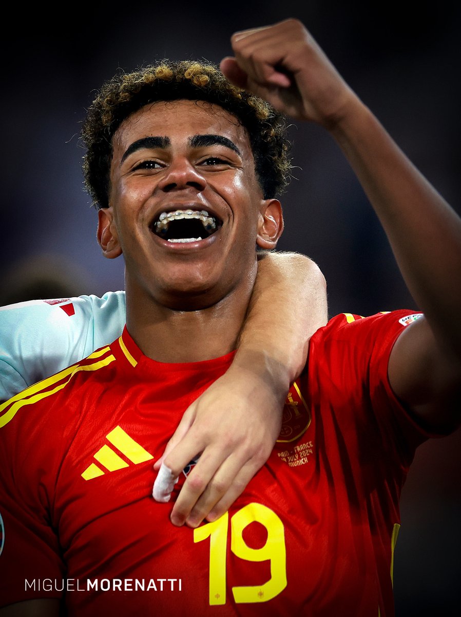 Mi foto del partido...!
-16 años, aun estudiando, con sus brackets... Algún día diré, yo fotografié a Lamine Yamal.
#EURO2024