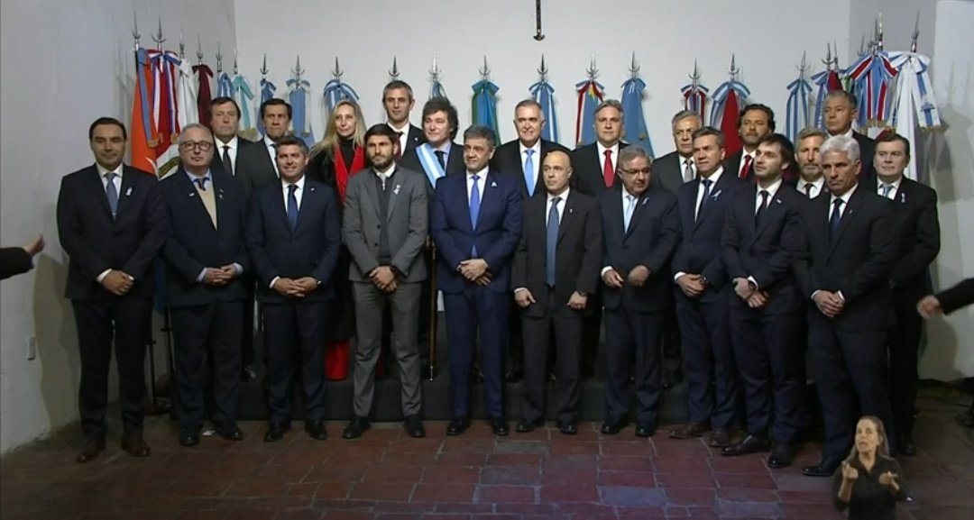 JuanPolverini's tweet image. lo que duró la creatividad política para asegurar financiamiento. Al ser parte de esa foto y de la firma de ese pacto no constitucional, comparten esa postura, propia de un delirio de grandeza y omnipotencia que no olvidaremos...
#no
#comemos
#vidrio