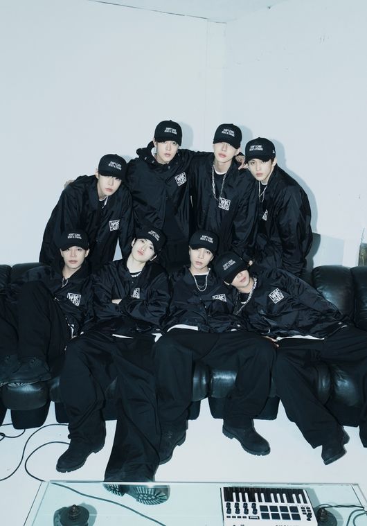 127CENTRAL's tweet photo. 240710 [PRESS] #NCT127, the essence of old school hip-hop that will be brought back with 'Walk'

"In the intro, the members show-off a groovy walking style [...]. In the chorus, the choreography is freely enjoyed [...]. Together, they create a hip stage that only NCT ​​127 can pull off."

@NCTsmtown_127