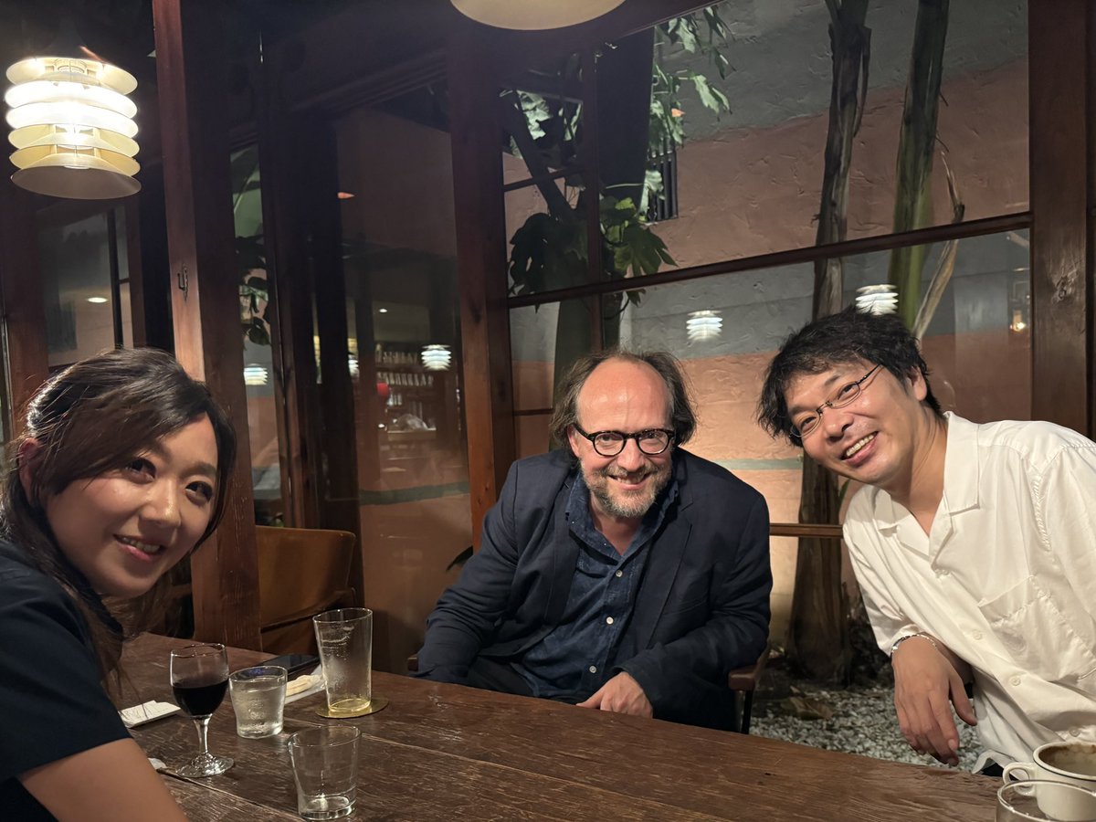 rintarokaneko's tweet photo. #岡田奏 さんとの #CafeMontage でのBeethovenシリーズ第3夜、たくさんのお客様に見守っていただきながら終演しました。大好きなベートーヴェン3番のソナタとショスタコーヴィチのソナタ、それにバッハのヨハネ受難曲からの編曲のアリア、最高に幸せな時間でした。岡田奏さんは演奏しながら何もかも聴いていてくれて、全てを感じ取ってくれて、本当に弾きながら「対話」が出来て、安心で心強くて心地よ���て楽しい。また第4回の企画もします、お楽しみに！
そして、昨日の昼にヨーロッパから関空に到着した本当に尊��するチェリスト、ラファエル・ベル氏も聴きに来てくれました。今回は共演する時間はないのですが、また次に一緒に弾く約束を出来ました。それも楽しみ！