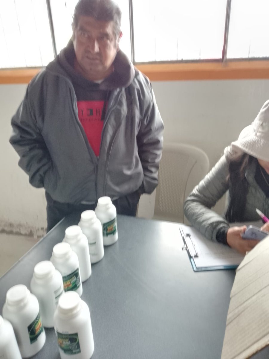 KOPIAEcuador's tweet photo. #Chimborazo | Técnicos del INIAP y del Centro KOPIA Ecuador, entregaron a la Asociación San José de Chazo del cantón Guano 9,5 litros del Bio fertilizante "Fertibacter" para la siembra menor de maíz ciclo 2024-2025. 🌽🌽🤝🤝 https://t.co/ETbJ7O6PbE