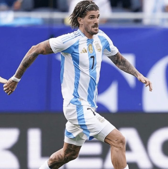 PabloVelascoR02's tweet photo. El motor de la Scaloneta🇦🇷🔥

A diferencia de Qatar 2022 en donde las luces del mediocampo fueron para A. Mac Allister y E. Fernandez; En esta Copa America 2024, a pesar de ser un jugador técnicamente inferior a los 2 anteriores, todas las luces se las lleva Rodrigo De Paul.
🚀🦾 https://t.co/cgaUBHlxs2