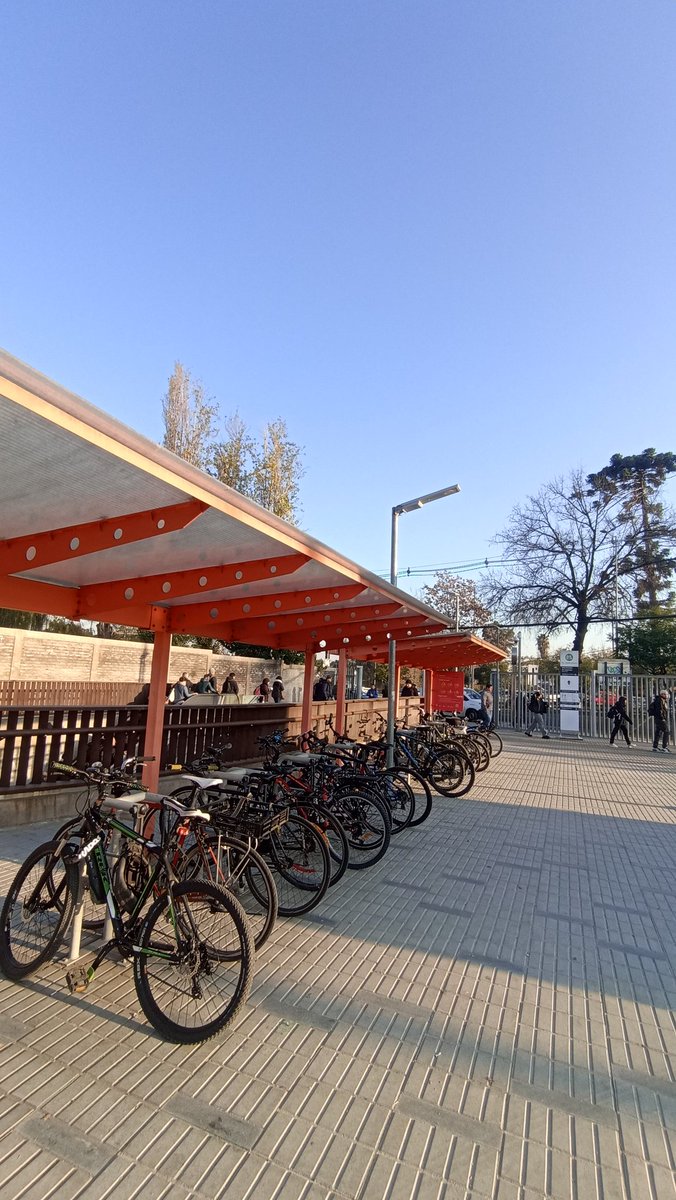 arriagadaPAD's tweet photo. 8:30am, 1°C de temperatura y así estaba hoy el biciestacionamiento #lineacero de la Estación Fernando Castillo Velasco. 🚇🚲♥️🐧 @metrodesantiago @MuniLaReina https://t.co/JzlYWHhKXN