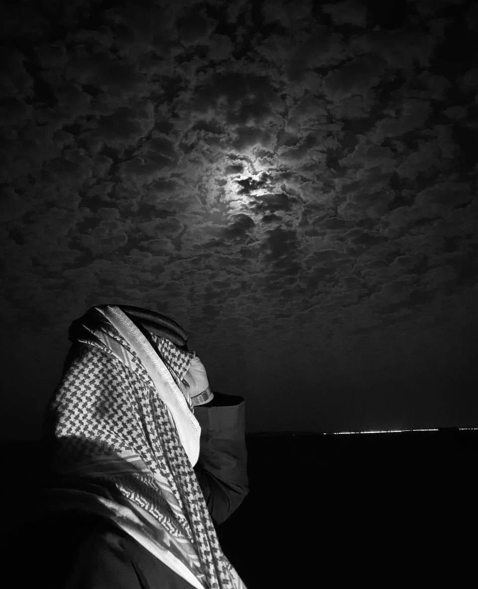 يحن الليل لعيون المشاعر والقلوب اجداث
ورا ضلعً مثل نخلً من اسباب العطش خاوي

ما كن الليل بغياب الموادع به ثلاث اثلاث
غدى كنه ثلاثين اصهباء في محجر الهاوي

يمر الحلم بعيون الليال ولا يمر اضغاث
يمر بجرح ما يرحم قلوبً مالها مداوي

ولو ندري عن الخافي تداركنا خطا الاحداث
ولكن غلطة