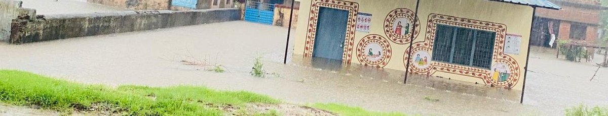 PRADIPK94650093's tweet photo. बारिश के मौसम में अधिकांश आयुष्मान आरोग्य मंदिरों में एव आसपास जलभराव हो गया है, जाने के रास्तेबंद। #CHO ऑनलाइन हजारी कैसे लगाए। #ऑनलाइन_हजारी_CHO_की_जान_खतरे_मे
#STOP_AMS
@Sen2Partha @nhm_up @brajeshpathakup @myogiadityanath @yadavakhilesh @RahulGandhi @ABPNews @ZeeNews @aajtak https://t.co/U7f9ivSjjD