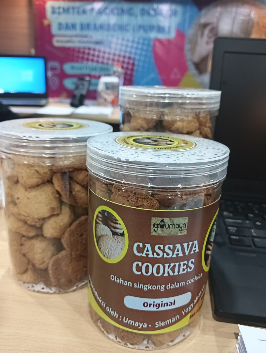 desi_desia's tweet photo. Belajar tak kenal usia dan waktu. Selalu semangat 🔥 #umaya #umayacake #umkmforkomcaturtunggal #cassavacookies  #yogyakarta https://t.co/jd7wJfa7wx