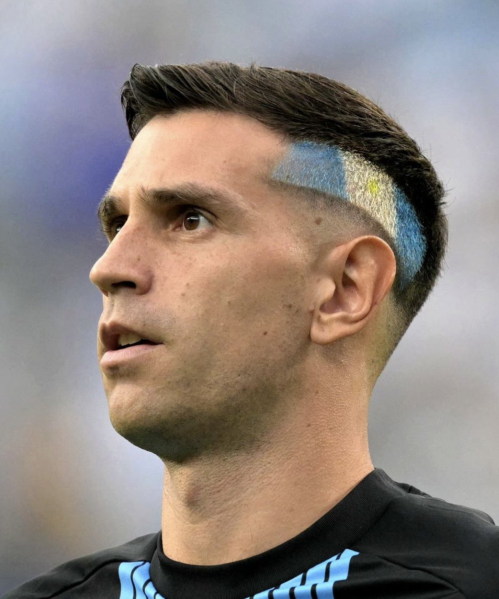 FootballRoomUy's tweet photo. Un grande Dibu Martínez, homenajeando a Guatemala 🇬🇹 con su nuevo look. https://t.co/CK942EOmUe