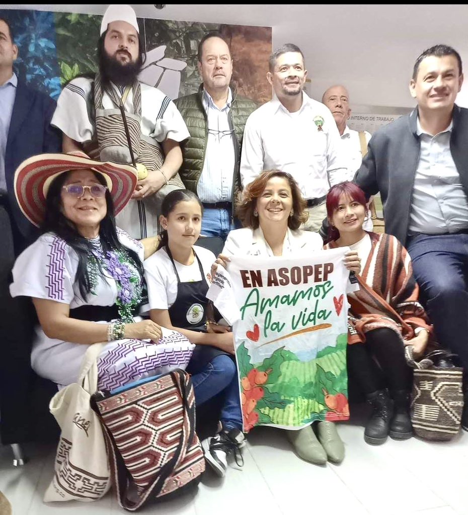 Querida Ministra, gracias por abrirnos los espacios y por escuchar a tantos cafeteros invisibles en este país. Nos seguiremos viendo, por 100 años más de caficultura digna.