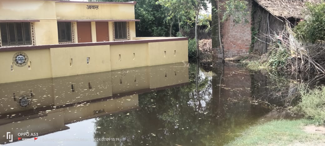 reena_ka64496's tweet photo. @PRADIPK94650093 @Sen2Partha @nhm_up @brajeshpathakup @myogiadityanath @yadavakhilesh @RahulGandhi @ABPNews @ZeeNews @aajtak बारिश के मौसम में अधिकांश आयुष्मान आरोग्य मंदिरों में एव आसपास जलभराव हो गया है, जाने के रास्तेबंद। #CHO ऑनलाइन हजारी कैसे लगाए। #ऑनलाइन_हजारी_CHO_की_जान_खतरे_मे
#STOP_AMS
@Sen2Partha @nhm_up @brajeshpathakup @myogiadityanath @yadavakhilesh @RahulGandhi @ABPNews @ZeeNews @aajtak https://t.co/iS0wXEcBCf