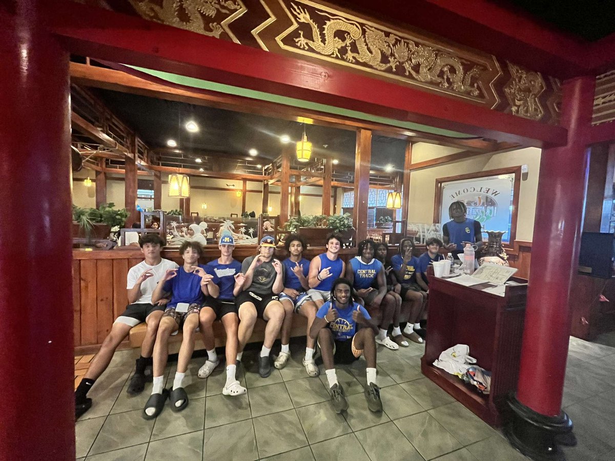 sampucci23's tweet photo. Some team bonding today after a good 7v7💙💛food stood no chance🤣 #family https://t.co/bfLYpPJ7OA