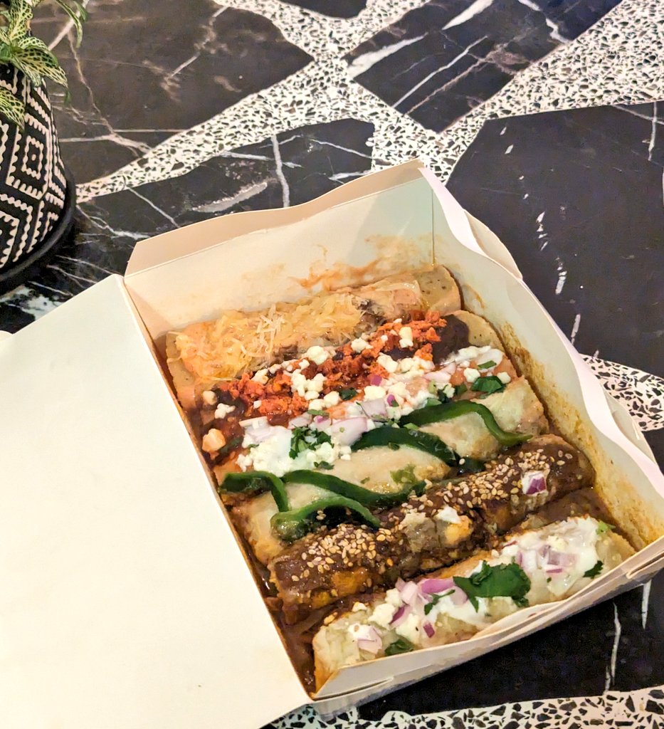 Tuve que cometer este delicioso pecado y me pedí el Festival de las enchiladas de Sanborns. 🙂‍↕️