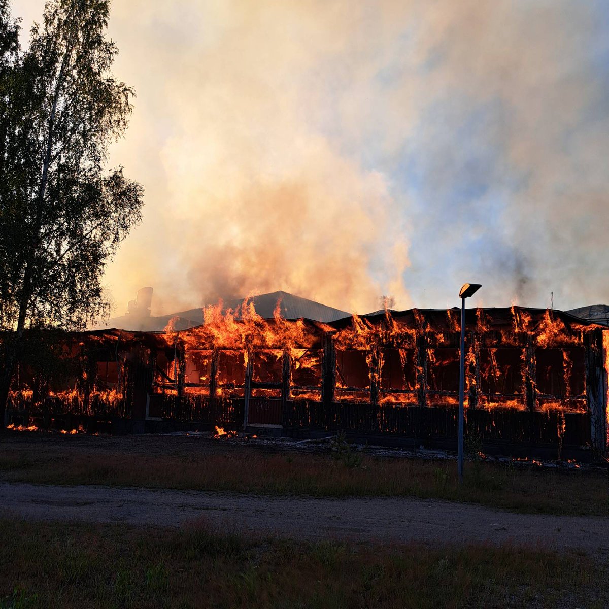 EKpelastus's tweet photo. Paikalla on useita pelastustoimen yksiköitä ja paloautoja liikkuu mm. järjestämässä sammutusvesihuoltoa. https://t.co/BdJW4vrv6R