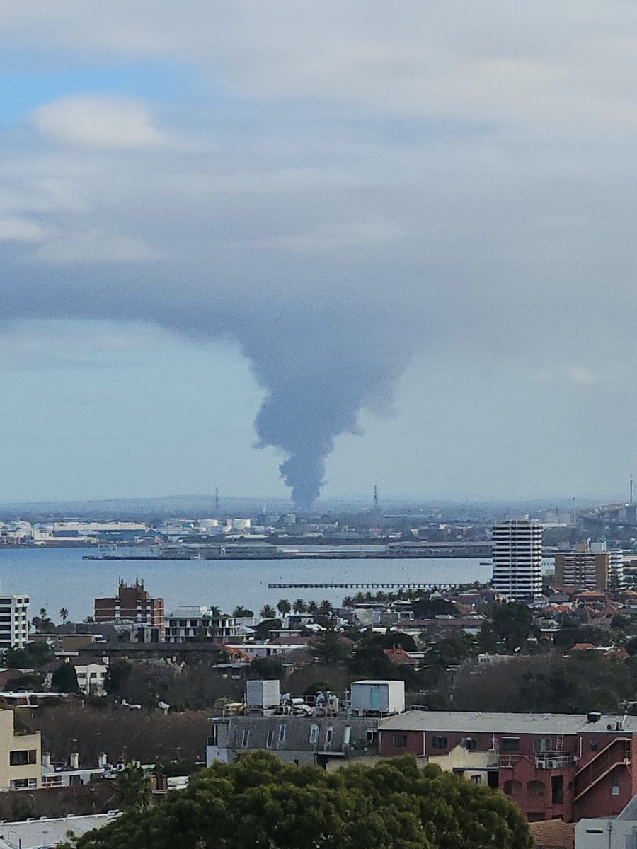 CrashTh0mps0n's tweet photo. Big fire out west #Melbourne https://t.co/5cEGN5VuYS